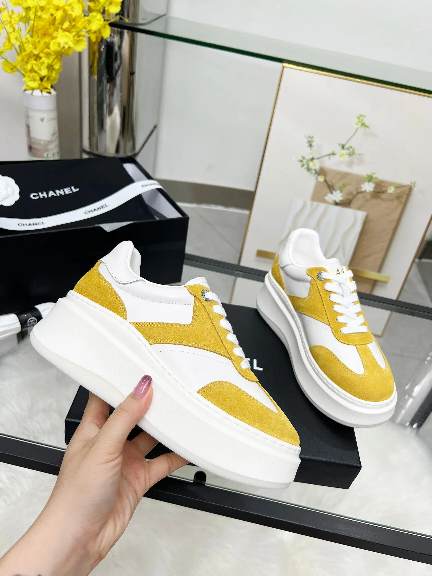 👟👟Ex-factory price 480👟👟 CHANEL 25C spring and summer new sports shoes official website is available at the same time ❤️ Counter out-of-stock kings. Major bloggers are recommending new styles on social days. This season’s new styles are simply eye-catching and look great on the feet. The casual casual sports style is refreshing and natural, interpreting Chanel’s fashionable femininity. The overall customization makes all sports models on the market at that time obsolete. This series is now available for sale! The upper is made of custom imported pebbled calf leather ➕ custom frosted calf leather. The lining is made of original one-to-one professionally customized mesh. Hardware accessories. Original full set of molds (not common in the market). Original custom molded TPU combination outsole. Height 4 cm. Women's size 35-39.